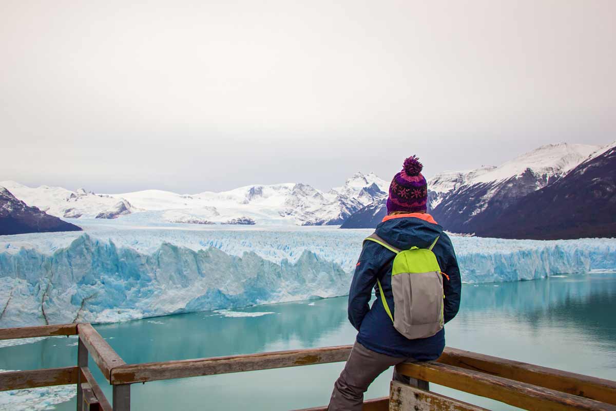 donna ammira il Ghiacciaio Perito Moreno dalla passerella