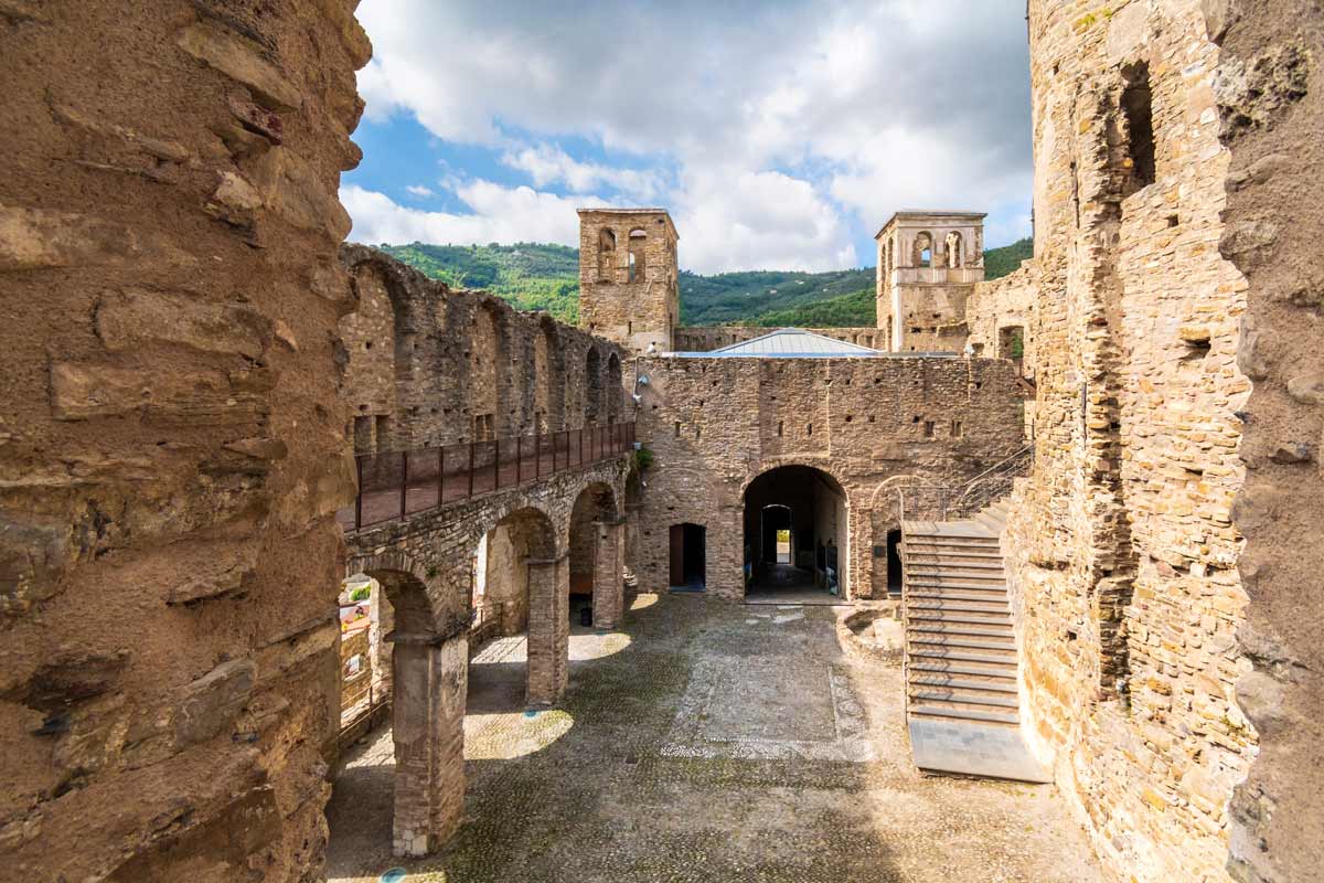 cortile del castello di Dolceacqua