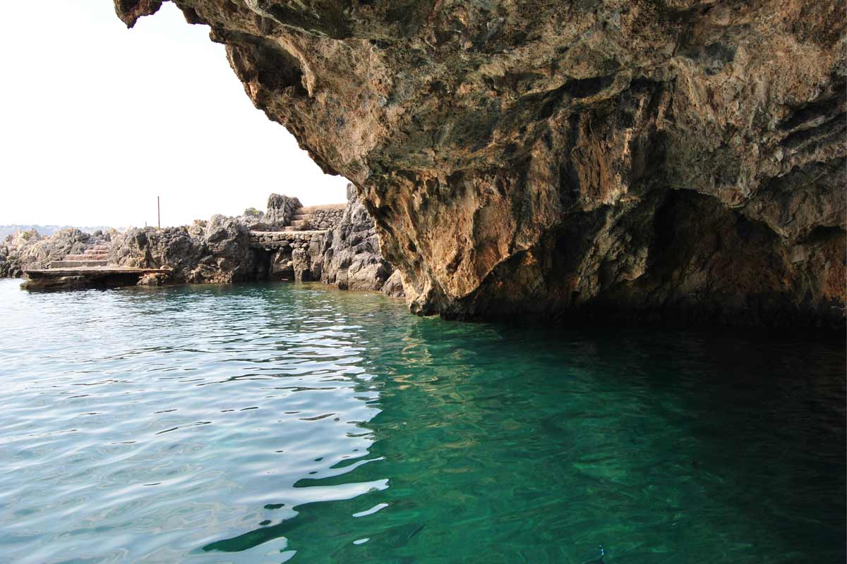 grotta del leone, isola di Dino