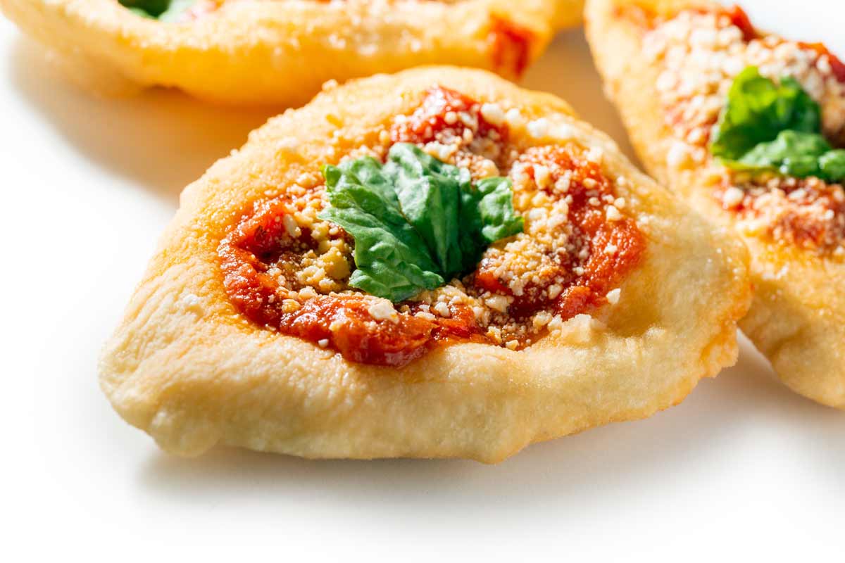 pizza fritta con pomodoro