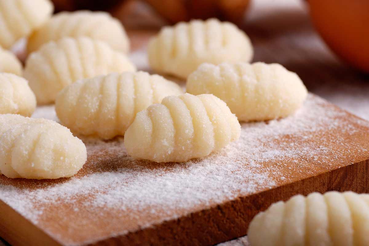 gnocchi su tagliere di legno