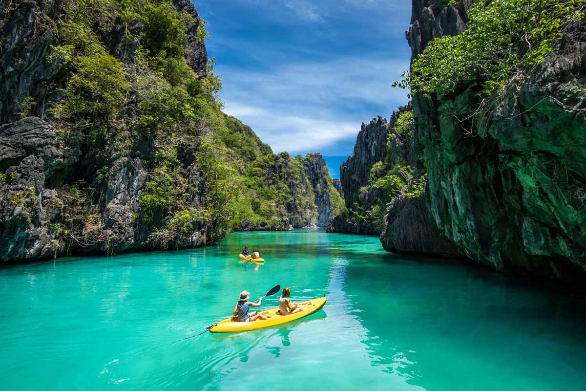 turisti con kayak a El Nido, Palawan