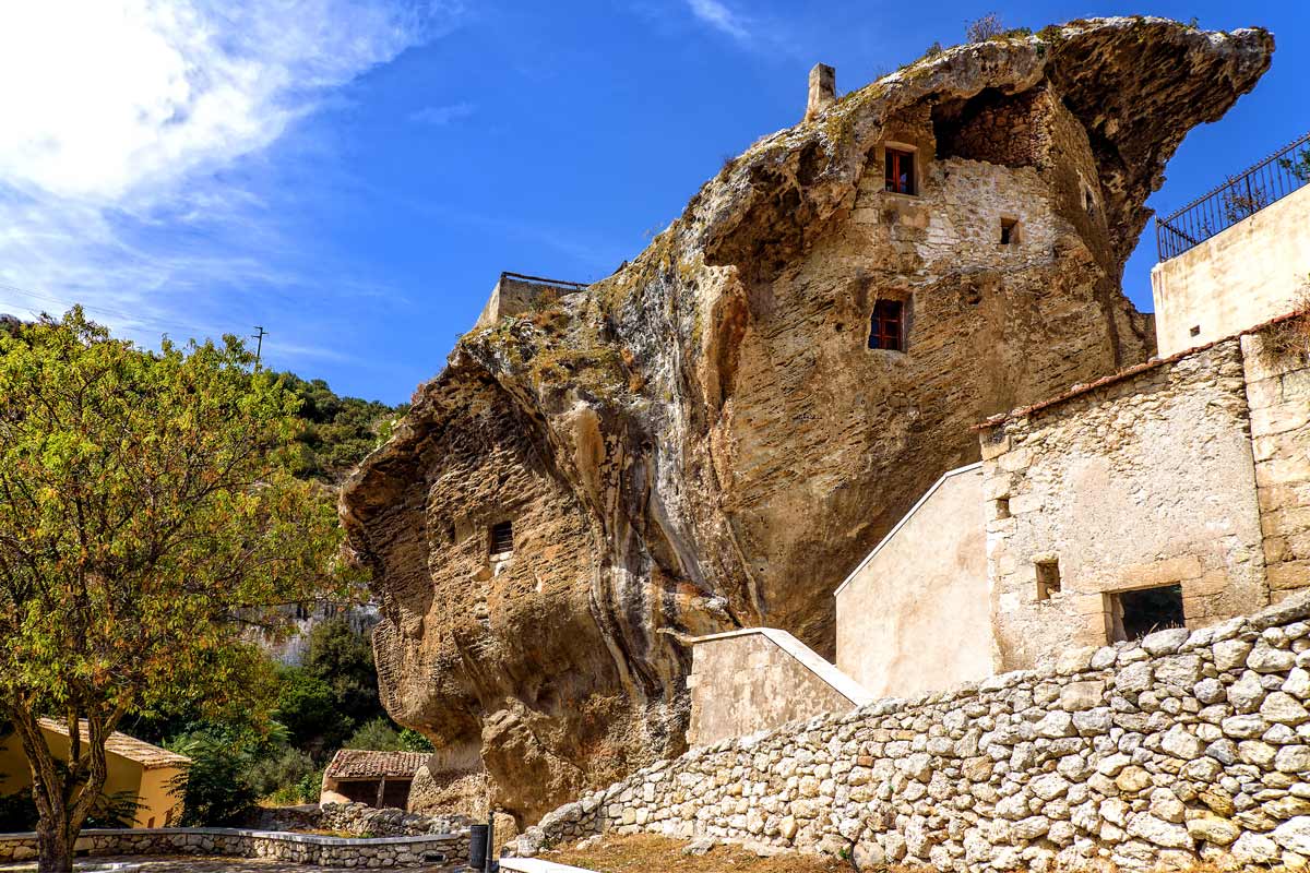 Sedini, borgo nella roccia in Sardegna