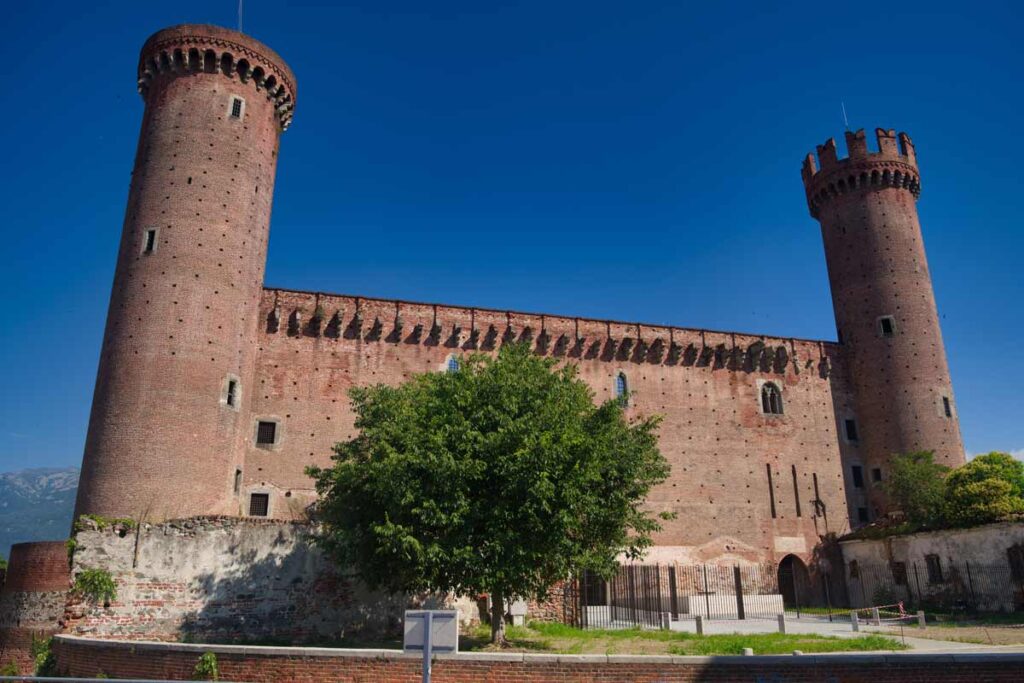 Scopri il Castello di Ivrea: una meraviglia storica nel cuore del Piemonte