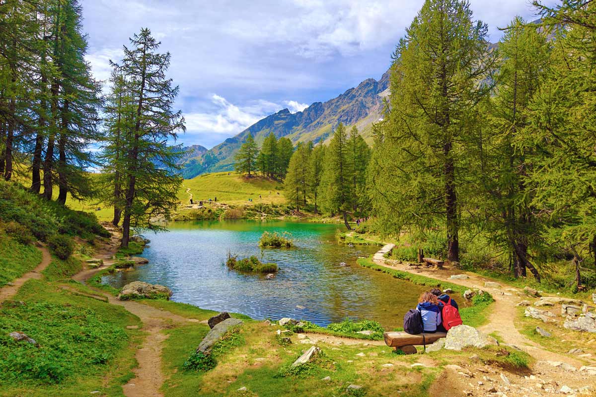 escursionisti al lago Blu di Cervinia