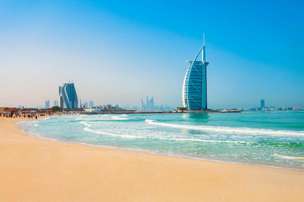 spiaggia di Dubai con Hotel di lusso