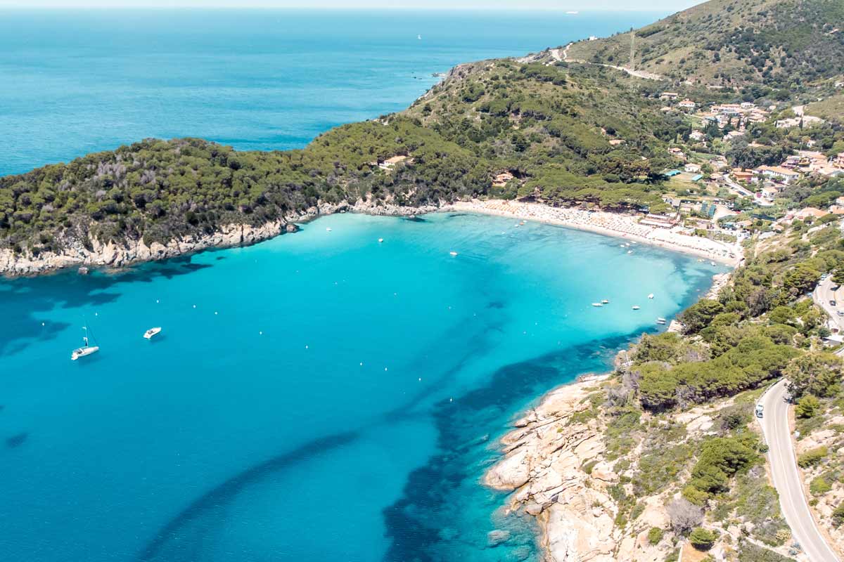 vista aerea sulla spiaggia della Biodola