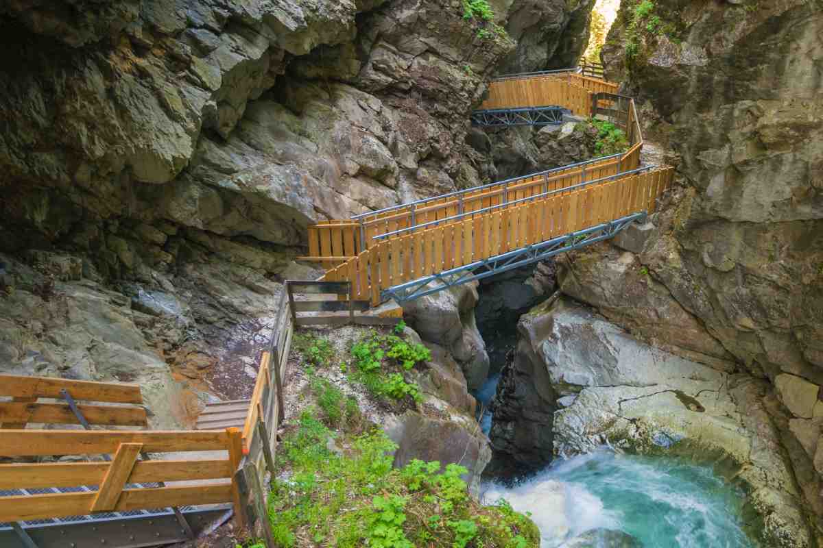 passerelle di legno alle cascate di Stanghe