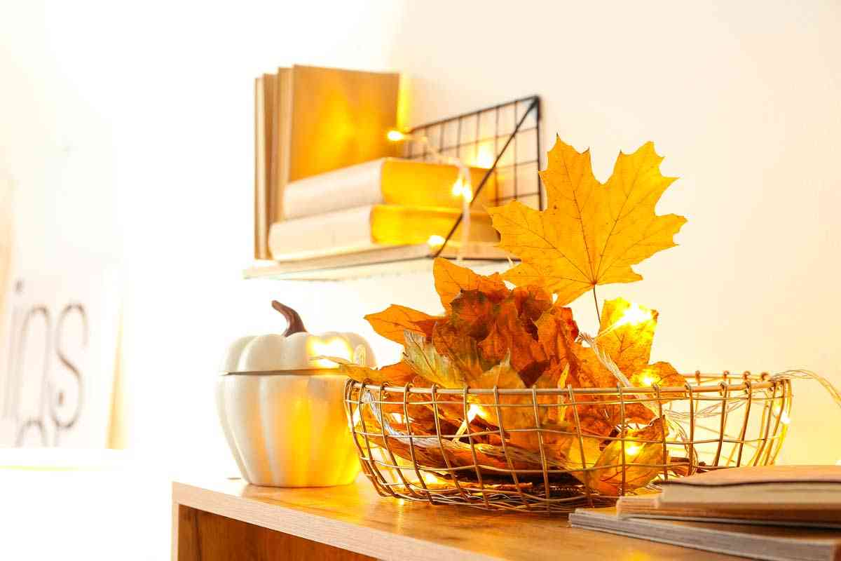 decorazioni autunnale con zucche e foglie secche