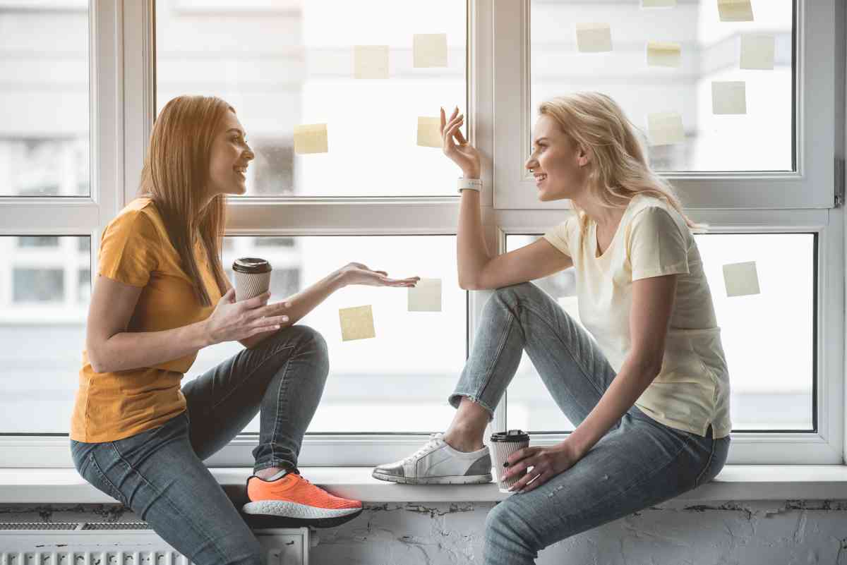 donne parlano sul bordo della finestra