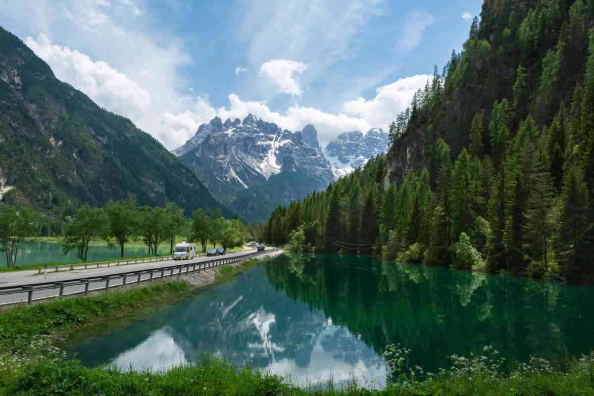 Lago di Landro con riflesso delle montagne