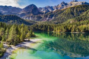 lago di tovel in autunno