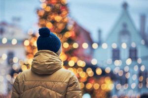 ragazzo in un mercatino di natale