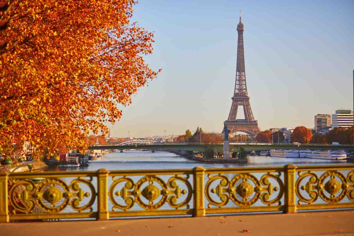 vista sulla Torre Eiffel in autunno