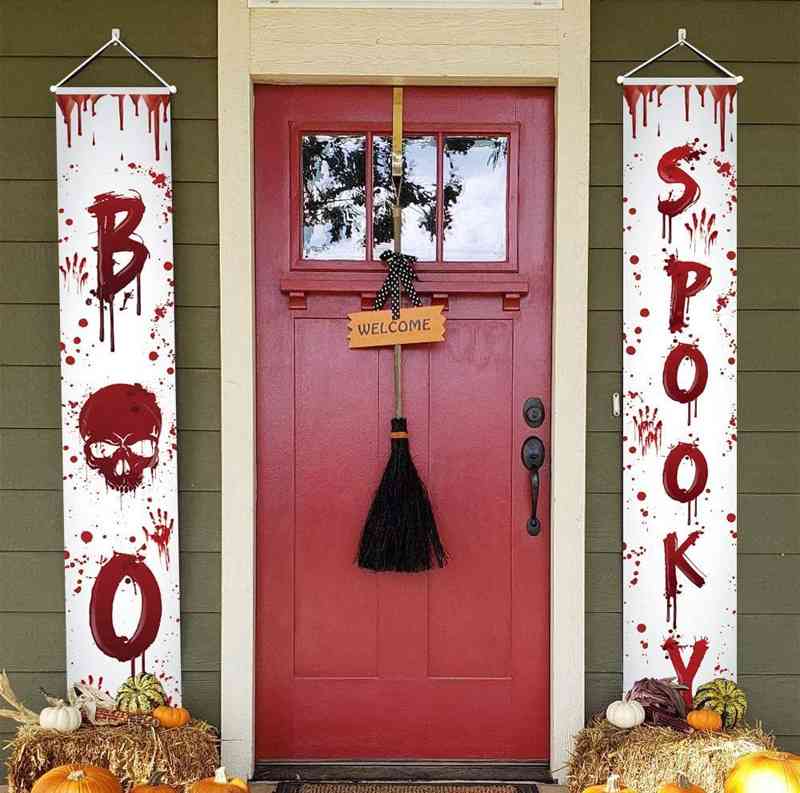 decorazione con scopa e scritte della porta d'ingresso per halloween