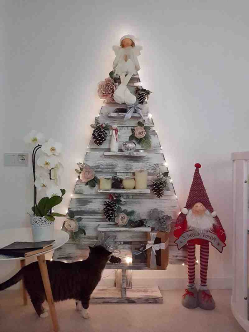 albero di natale con pallet da pavimento