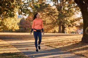 donna cammina in un parco