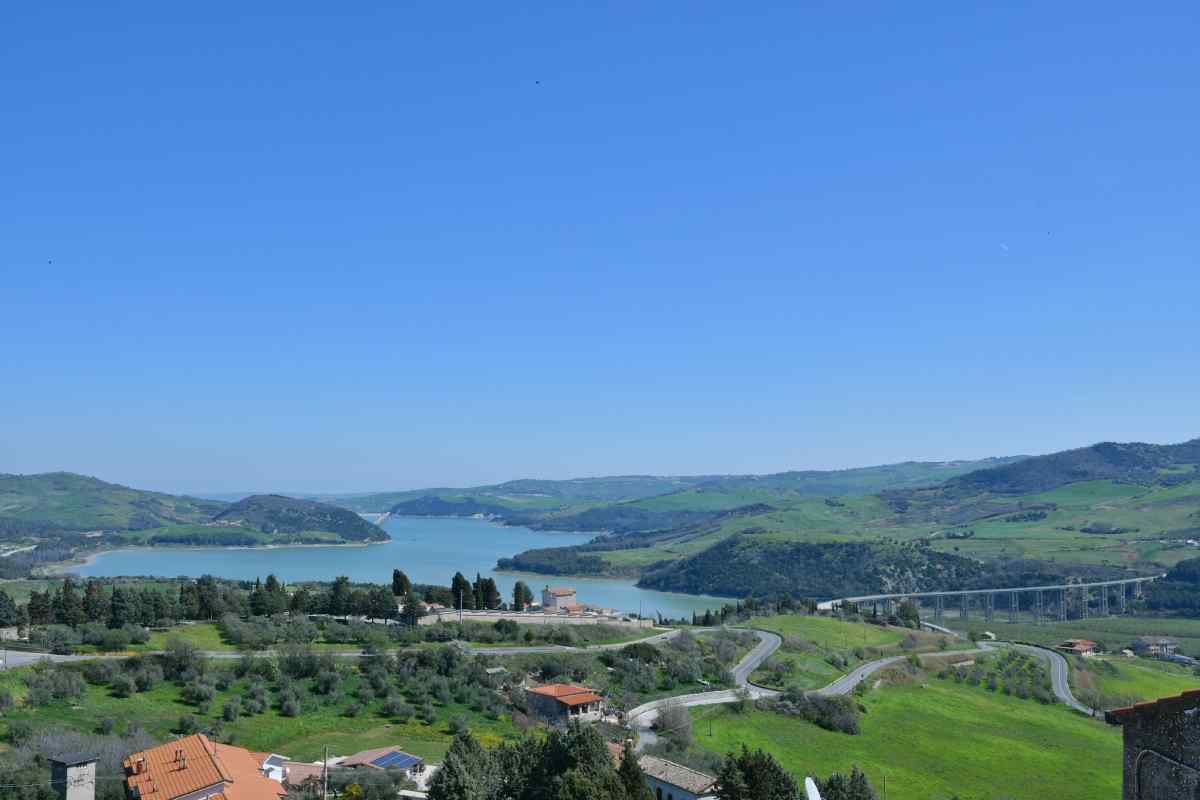 borgo e lago di Guardialfiera