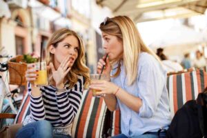 donne che chiacchierano al bar