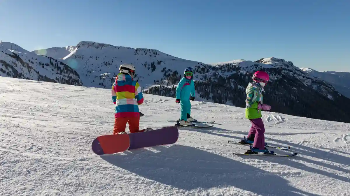 bambini che sciano in Val di Fiemme, Trentino